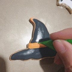 12、万圣节“捣鬼”糖霜饼干,表面晾干,画出表情即可