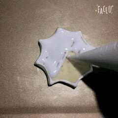 10、万圣节“捣鬼”糖霜饼干,沟好轮廓,软质糖霜填充,填充的时候,从上往下挤,放一边晾干