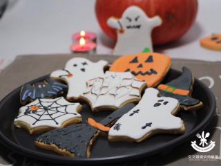 14、万圣节“捣鬼”糖霜饼干,所有饼干完工,