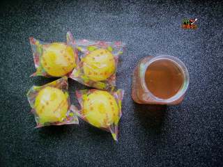 1、美白又减肥的蜂蜜柠檬水,准备柠檬和蜂蜜