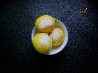 2、美白又减肥的蜂蜜柠檬水,放入适量盐粒仔细搓洗干净柠檬皮