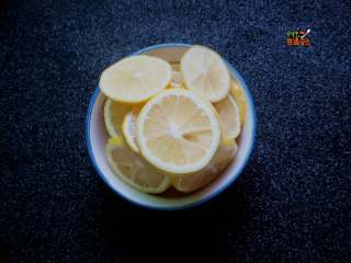 4、美白又减肥的蜂蜜柠檬水,干净无水无油的案板，最好是日常专门用来切水果的案板，将柠檬切十分薄的片