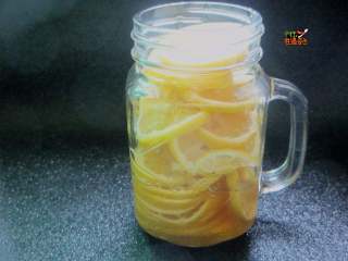 7、美白又减肥的蜂蜜柠檬水,将柠檬片放入密封罐，然后倒入蜂蜜，蜂蜜掩住柠檬为宜。