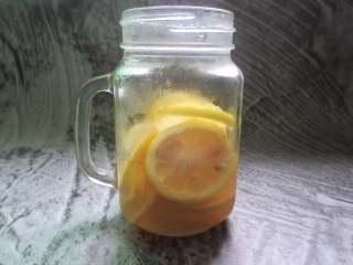 8、美白又减肥的蜂蜜柠檬水,做好以后放到冰箱冷场室里第二天就可以喝了。做好以后在7-10天内饮用玩为宜。