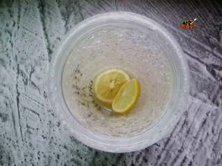 9、美白又减肥的蜂蜜柠檬水,我腌制了7天才开始食用，加两三片柠檬放入杯子里