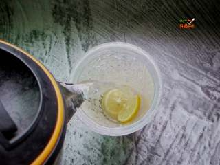 10、美白又减肥的蜂蜜柠檬水,倒入适量温水或是一杯凉白开即可。