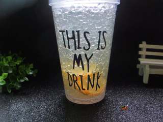 12、美白又减肥的蜂蜜柠檬水,有助于增进食欲、预防皮肤老化、美容养颜。