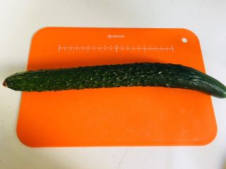 1、素食者的鱼…黄瓜鱼,找一根细长的黄瓜洗干净