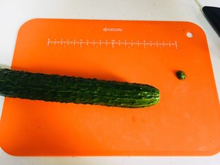 2、素食者的鱼…黄瓜鱼,切掉头上的小尖尖，这个就是鱼眼睛