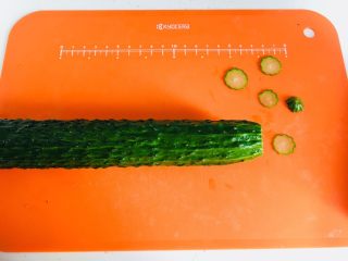 3、素食者的鱼…黄瓜鱼,黄瓜的尾部，切几个薄片做泡泡