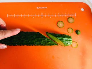 4、素食者的鱼…黄瓜鱼,像这样斜切一下