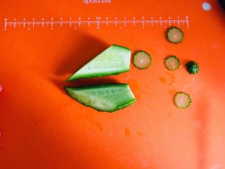 5、素食者的鱼…黄瓜鱼,一分为二，然后切成小薄片