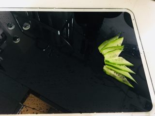 6、素食者的鱼…黄瓜鱼, 这个是做鱼尾巴，鱼尾的尖尖可以用剪刀来做