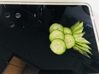 8、素食者的鱼…黄瓜鱼,靠近鱼尾的部分是用黄瓜的尾部圆一点的瓜片来做