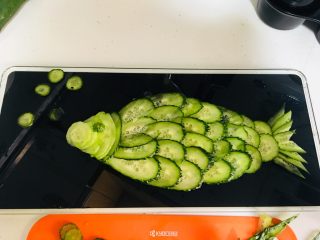 11、素食者的鱼…黄瓜鱼,事实上也就是用个三四片，过度的地方可以用剪刀来做