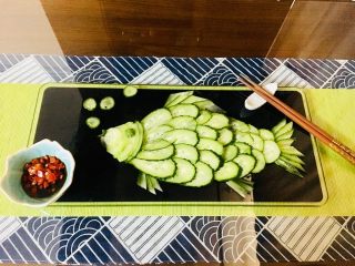 12、素食者的鱼…黄瓜鱼,黄瓜皮，剪出鱼嘴，之前做鱼尾巴切下的薄片，选出几片做鱼鳍