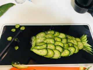 9、素食者的鱼…黄瓜鱼,黄瓜片尽量切得越薄越好，请忽略我的刀工，哈哈哈，一层一层叠上去，摆出，鱼身子的形状
