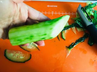 10、素食者的鱼…黄瓜鱼,接下来就是鱼头部分，剩下的黄瓜刨皮