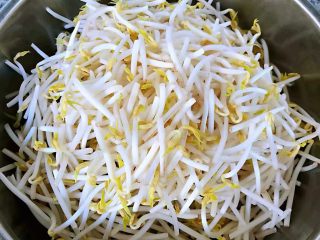 1、#冬日暖心菜#韭菜炒豆芽,豆芽摘净清水洗净备用
