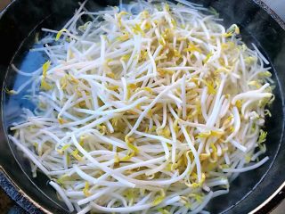 2、#冬日暖心菜#韭菜炒豆芽,锅中烧开水放入豆芽焯水断生即可捞出放入冷水中过凉