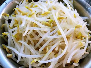 3、#冬日暖心菜#韭菜炒豆芽,焯好水的豆芽沥干水份备用
