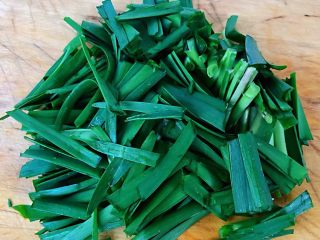 4、#冬日暖心菜#韭菜炒豆芽,韭菜洗净切成小段