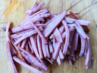 5、#冬日暖心菜#韭菜炒豆芽,香肠切成小条状