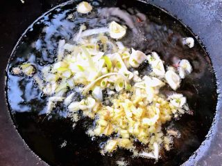 6、#冬日暖心菜#韭菜炒豆芽,锅中倒入底油加热发入葱姜蒜爆香