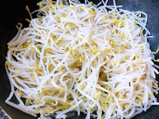 7、#冬日暖心菜#韭菜炒豆芽,放入豆芽和半勺醋大火快速翻炒