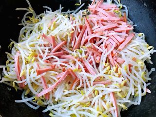 8、#冬日暖心菜#韭菜炒豆芽,放入香肠一起翻炒