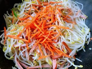 9、#冬日暖心菜#韭菜炒豆芽,放入胡萝卜丝炒至断生