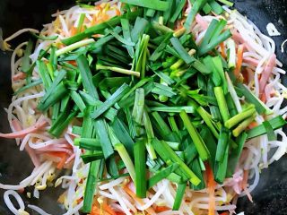 10、#冬日暖心菜#韭菜炒豆芽,放入韭菜中小火翻炒不要时间过久影响口感