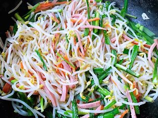 11、#冬日暖心菜#韭菜炒豆芽,放入盐和味精调味均匀