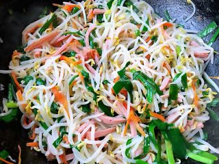 12、#冬日暖心菜#韭菜炒豆芽,这道美味小炒不易炒至时间过长容易营养流失菜断生即可