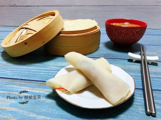 14、#冬日暖心菜#韭菜炒豆芽,将炒好的小菜卷入春饼中吃起来口感鲜脆香浓