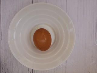 2、家常青椒炒蛋,然后准备一个鸡蛋