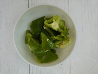 3、家常青椒炒蛋,把青椒切块