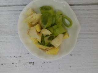 4、家常青椒炒蛋,切好葱姜蒜