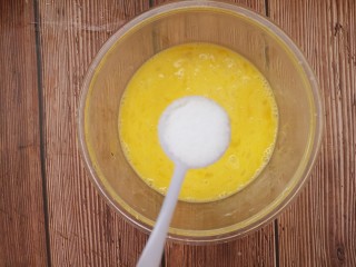 5、家常青椒炒蛋,鸡蛋打散搅匀，加一勺盐