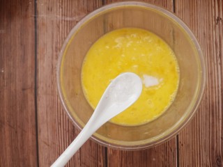 6、家常青椒炒蛋,再加半勺味精