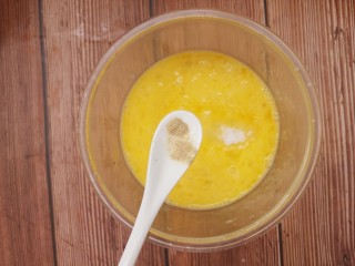 7、家常青椒炒蛋,一点胡椒粉，搅拌均匀