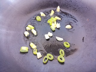 9、家常青椒炒蛋,把葱姜蒜爆香