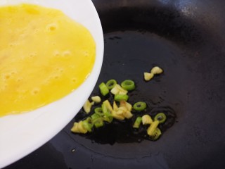 10、家常青椒炒蛋,然后倒入搅拌好的蛋液