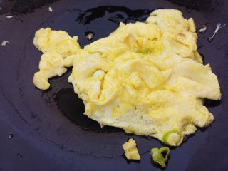 12、家常青椒炒蛋,把鸡蛋炒熟