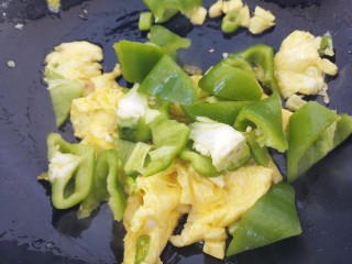 13、家常青椒炒蛋,再加入青椒炒