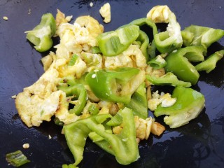 14、家常青椒炒蛋,炒匀就可以出锅了