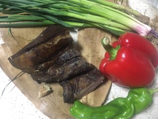 1、香蒜苗腊肉~年味美食,准备好食材