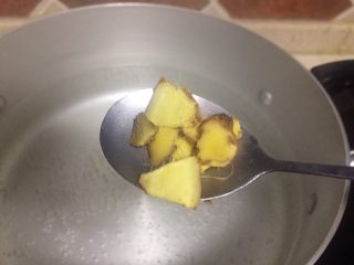 2、香蒜苗腊肉~年味美食,取锅加水放入姜片准备煮腊肉