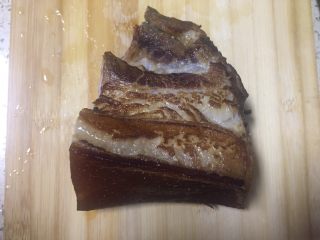 4、香蒜苗腊肉~年味美食,这是洗好的腊肉