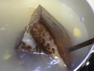 5、香蒜苗腊肉~年味美食,洗好的腊肉放入2加盖开了后中小火煮，大概煮40分钟，可以拿只筷子试下肉皮刺得进去就好了